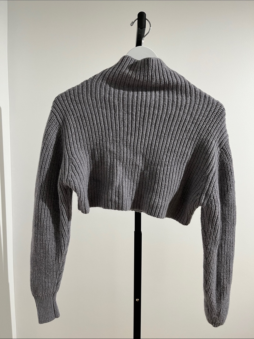 Wilfred Cropped Ribbed Turtleneck Sweater — Gray